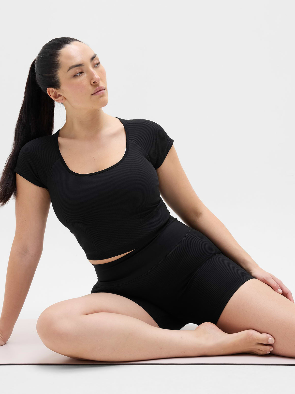 Recharge Seamless Open Back Tee - Black Rib
